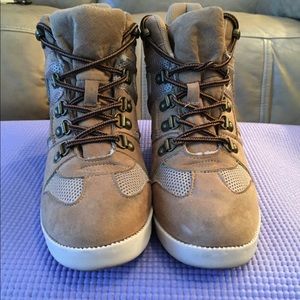 Winter shoes with slight lift in the heel size 7.5